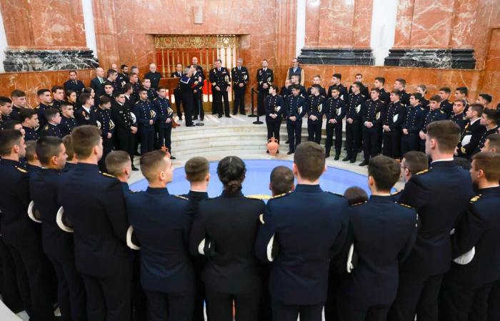 La principessa Leonor e i suoi 75 compagni pregano a Cadice prima di salpare