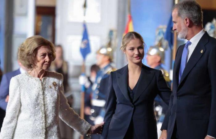 Il re Filippo VI consegna a sua madre la seconda collana del Vello d’Oro del suo regno