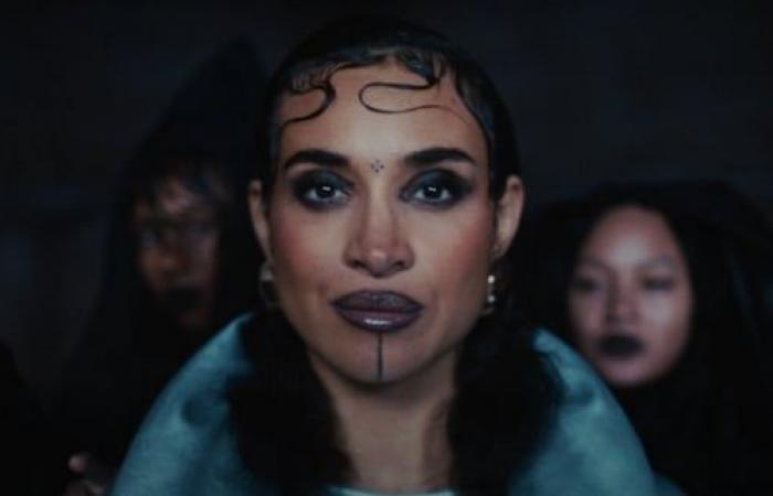 Camélia Jordana celebra le sue radici e invita un artista famoso nella clip “Win ​​​​Rak”.