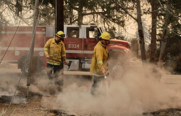 Il tempo non dà tregua ai vigili del fuoco della California meridionale