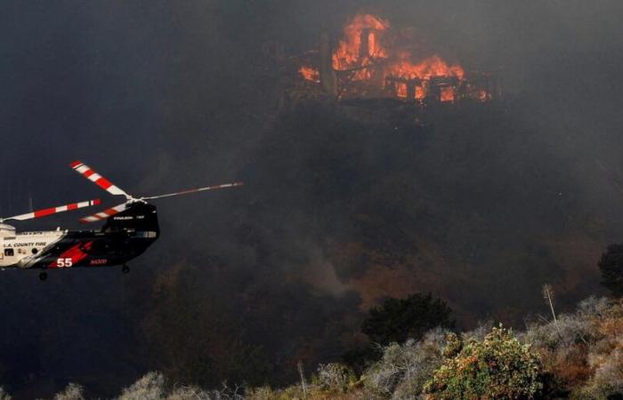 i vigili del fuoco stanno ancora lottando contro le fiamme, temendo un ritorno di forti venti