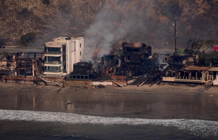 “È un miracolo”: l’immagine suggestiva di una casa che ha resistito agli incendi di Malibu, mentre i vicini rasi al suolo