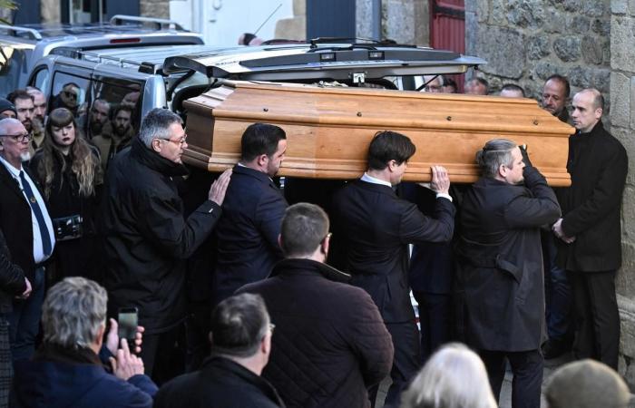 200 persone nella chiesa di Trinité-sur-Mer, sua città natale