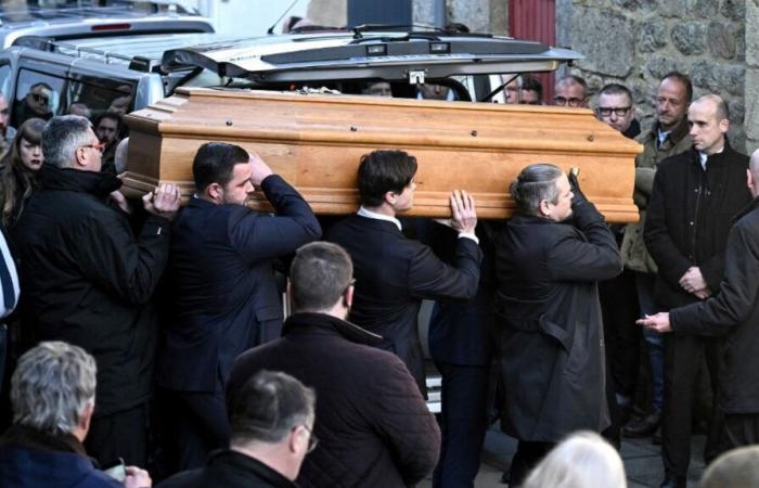 i funerali del fondatore del Fronte Nazionale si sono svolti nella sua città natale, il Morbihan