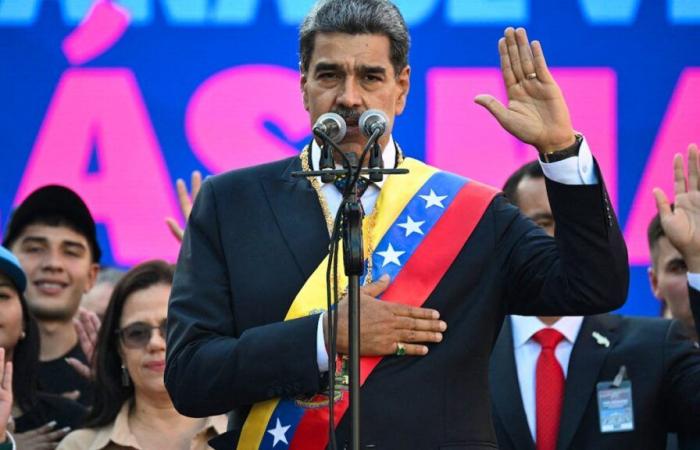 Nicolas Maduro ha investito per un terzo mandato