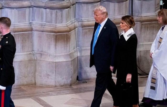 In un cappotto Valentino con colletto bianco XXL, Melania Trump arriva mano nella mano con Donald Trump al funerale di Jimmy Carter