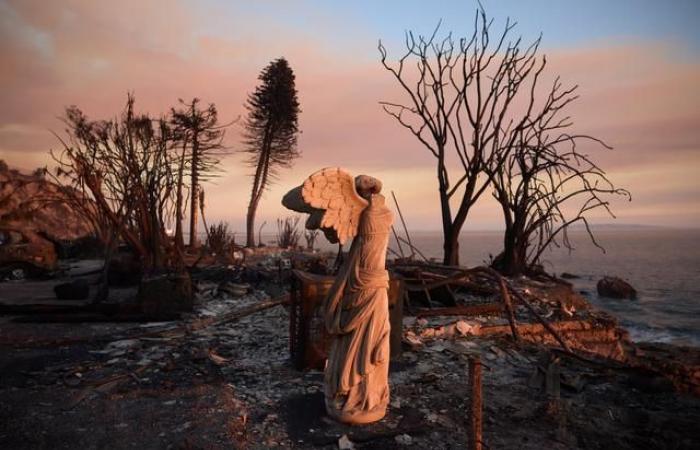 Si calma il vento e cresce la polemica dopo quattro giorni di devastanti incendi a Los Angeles – rts.ch