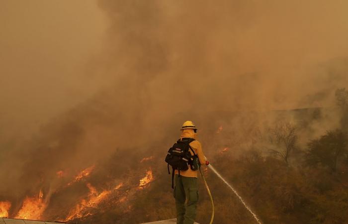 Fumi tossici a Los Angeles: i residenti esortati a non uscire