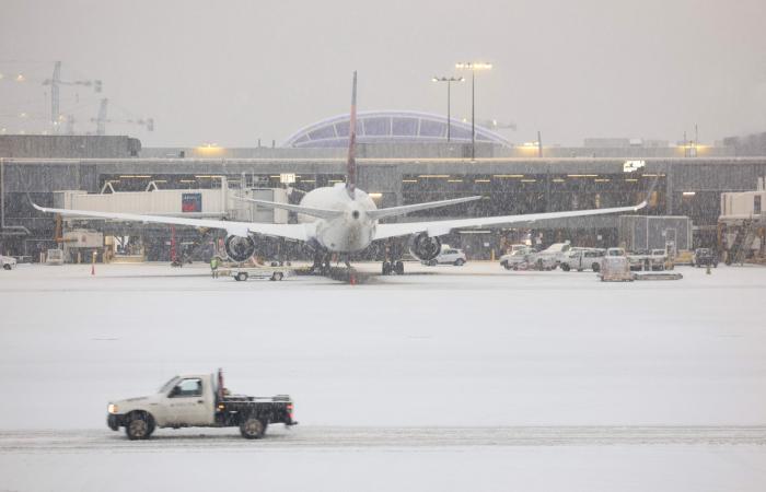 Migliaia di voli cancellati o ritardati, interruzioni di corrente: la tempesta invernale semina il caos nel sud degli Stati Uniti