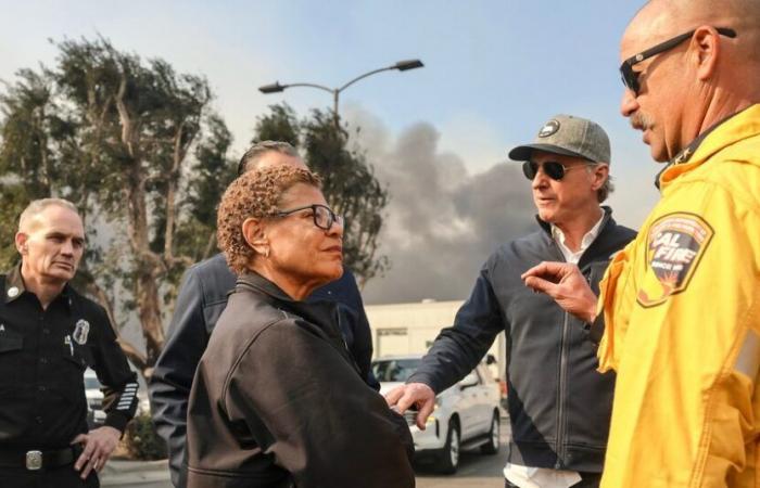 Il sindaco di Los Angeles Karen Bass avrebbe dovuto annullare il viaggio in Africa in mezzo agli incendi, dicono i residenti