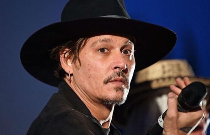 Una truffa online sfrutta l’identità di Johnny Depp, l’attore inveisce e mette in guardia i suoi fan