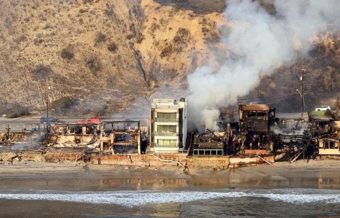 “È un miracolo”: l’immagine suggestiva di una casa che ha resistito agli incendi di Malibu, mentre i vicini rasi al suolo