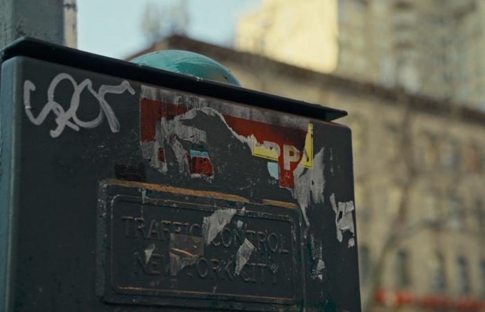 “TORN”: come i manifesti di ostaggi sono diventati bersagli a New York