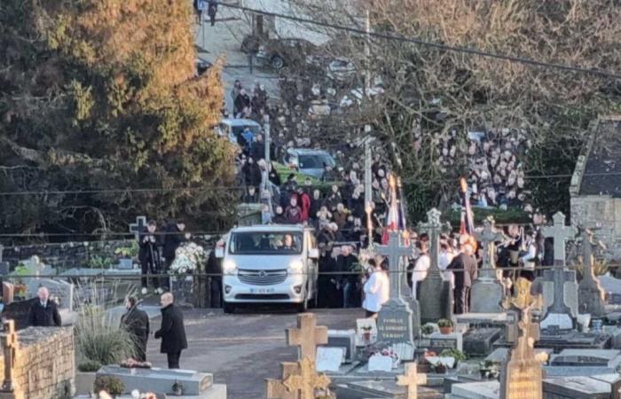 i funerali sotto la stretta sorveglianza dei “Menhir” si svolgono pacificamente