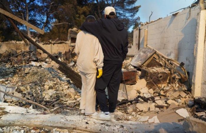 I sopravvissuti all’incendio di Los Angeles tornano alle case distrutte e ai ricordi bruciati | notizia