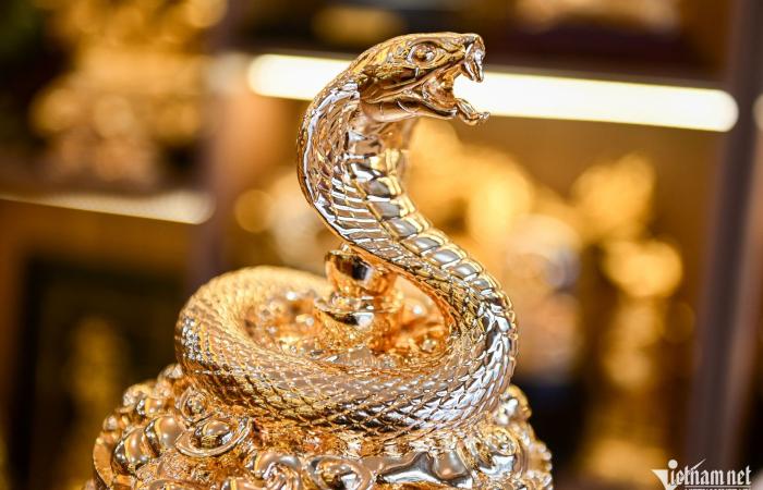 La mascotte del serpente placcato in oro costa decine di milioni di dong per celebrare il Tet