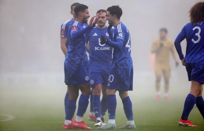 Ruud van Nistelrooy spiega la decisione mentre il Leicester City sfida la norma della Premier League