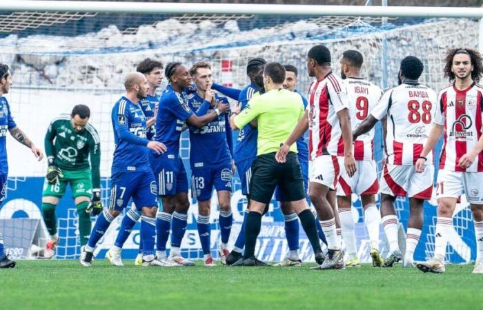 Il Bastia umilia un Ajaccio in dieci nel derby corso