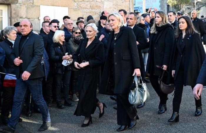 I funerali di Jean-Marie Le Pen sono iniziati nella sua città natale, Trinité-sur-Mer