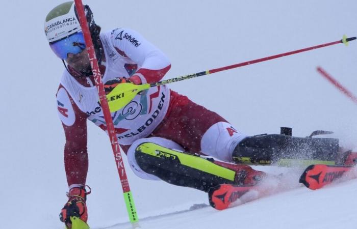 Manuel Feller guida la prima manche dello slalom di Coppa del Mondo su neve ad Adelboden