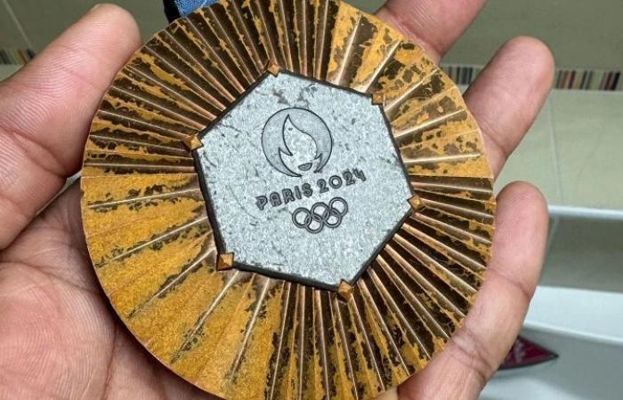 Un altro medagliato di Parigi 2024 mostra quanto sia danneggiata la sua medaglia di bronzo: “Scandaloso? Sì. Sorprendente? Per niente” –