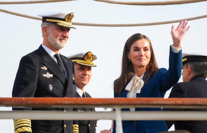 Il re Felipe e la regina Letizia danno un commovente addio alla principessa Leonor che si imbarcherà per cinque mesi in mare