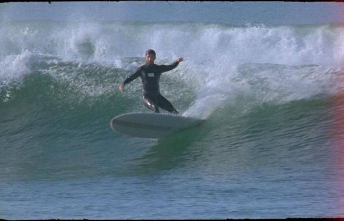 In “A qualcuno piace il classico”, Romain Juchereau, residente a Charentais-Maritime, parla del surf durante le riprese come negli anni ’60