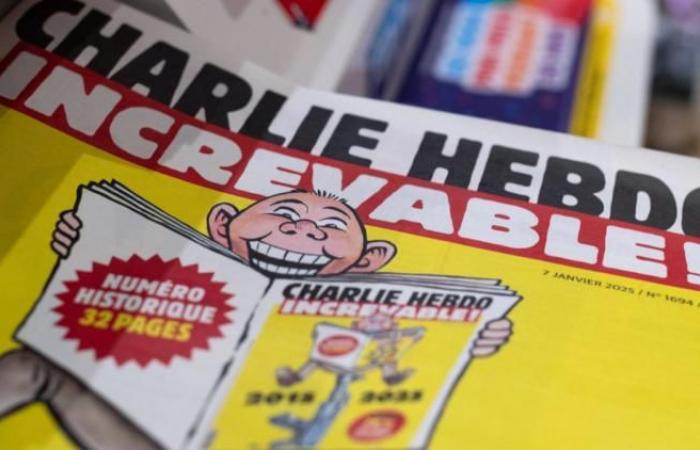 prime pagine di Charlie Hebdo strappate dalle pareti di un ristorante