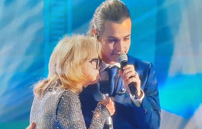 Valerio Scanu a Ora o mai più, Rita Pavone sbaglia le parole della canzone/ Web: “Duetto imbarazzante”