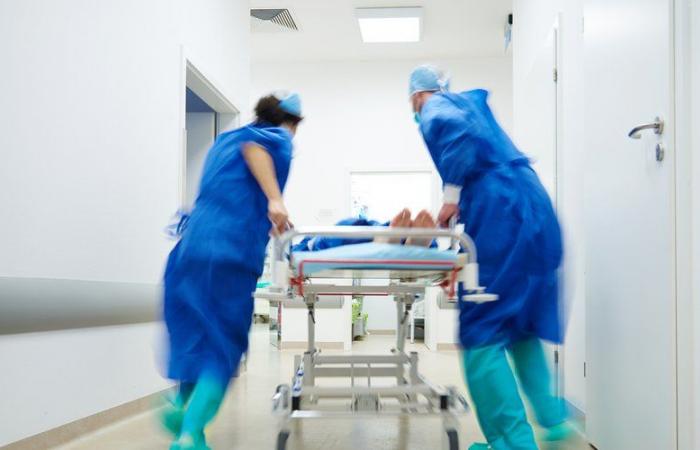 Visitata il giorno prima, era tornata al pronto soccorso: la giovane era stata trovata priva di sensi nella sala d’attesa.