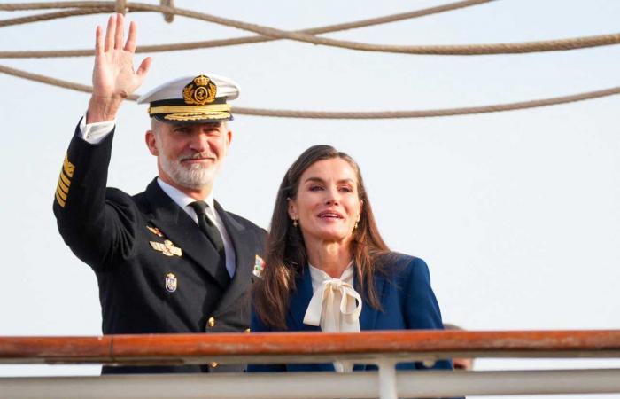 Il re Felipe e la regina Letizia danno un commovente addio alla principessa Leonor che si imbarcherà per cinque mesi in mare