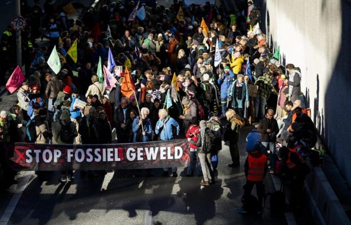 Centinaia di manifestanti per il clima arrestati all’Aia