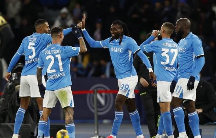 Senza Kvaratskhelia, il Napoli batte l’Hellas Verona e consolida il suo posto da capolista in Serie A