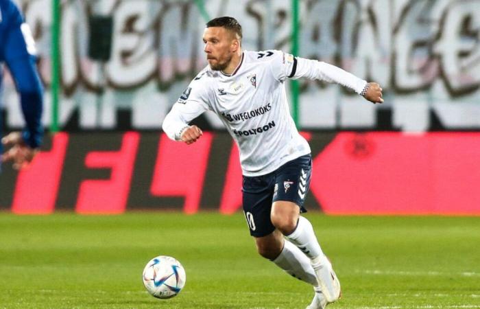 L’orribile contrasto di Lukas Podolski durante una partita di futsal – Polonia – Górnik Zabrze