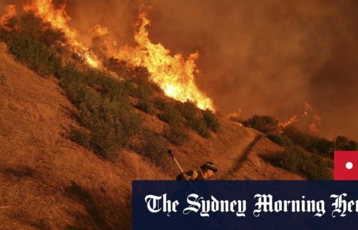 Gli incendi di Palisades, Eaton e Hurst continuano a bruciare; Meteo California, venti in aumento; il numero delle vittime aumenta