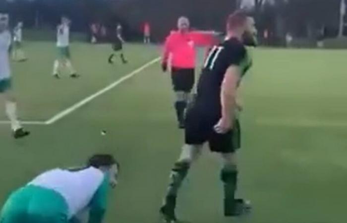 Conor McGregor si allena durante una partita di calcio locale