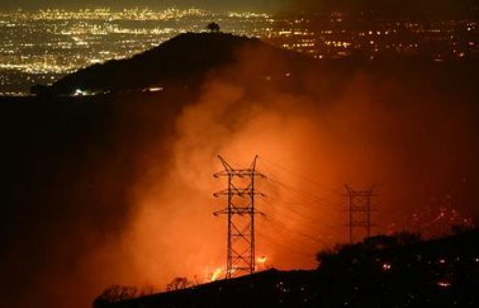 Le fiamme continuano a diffondersi in California, il bilancio delle vittime sale a 16