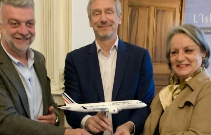 Isle-sur-la-Sorgue. Consegna ufficiale al sindaco del modello dell’Airbus A220, denominato “L’Isle-sur-la-Sorgue”