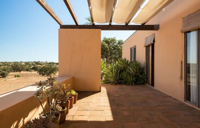 Una casa progettata per due artisti in Alentejo