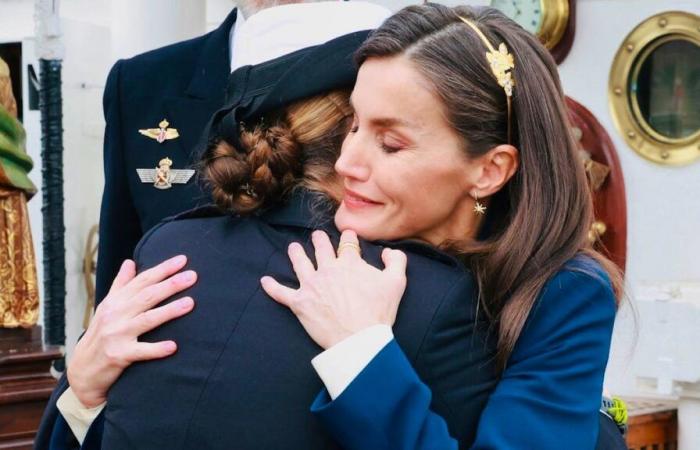 Spagna: le lacrime della regina Letizia mentre lascia andare Leonor al mare