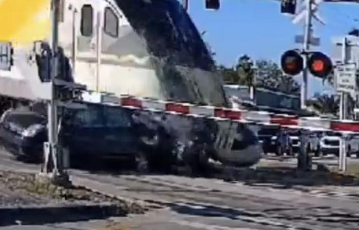 Un treno manda in scena una Prius ottimista