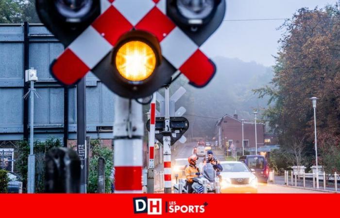 Incidente evitato per un soffio a Gand: i ciclisti attraversano un passaggio a livello all’arrivo del treno, “il macchinista era sotto shock”