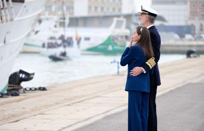 Il commosso addio di Letizia e Felipe VI alla figlia Leonor che trascorrerà sei mesi in mare