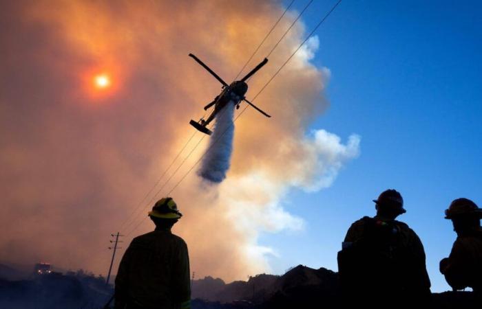 Si temono nuovi incendi vicino a Los Angeles: la squadra messicana dei vigili del fuoco aiuta nella lotta contro gli incendi