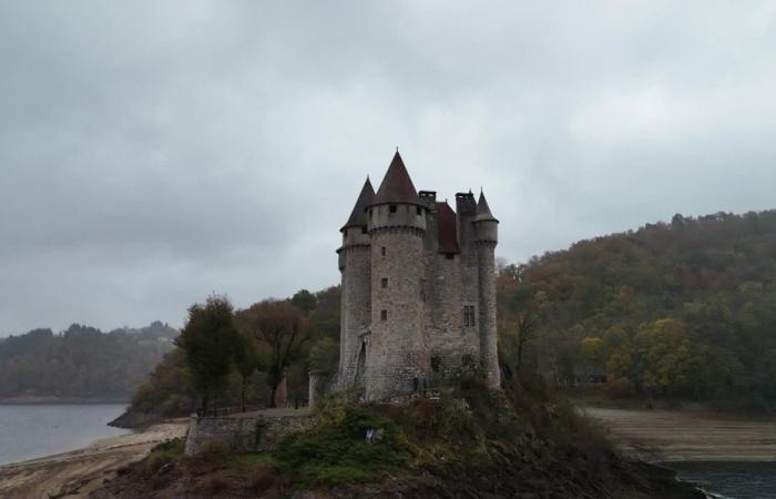 Val, un castello da favola incastonato sull’acqua, gioiello del Limosino