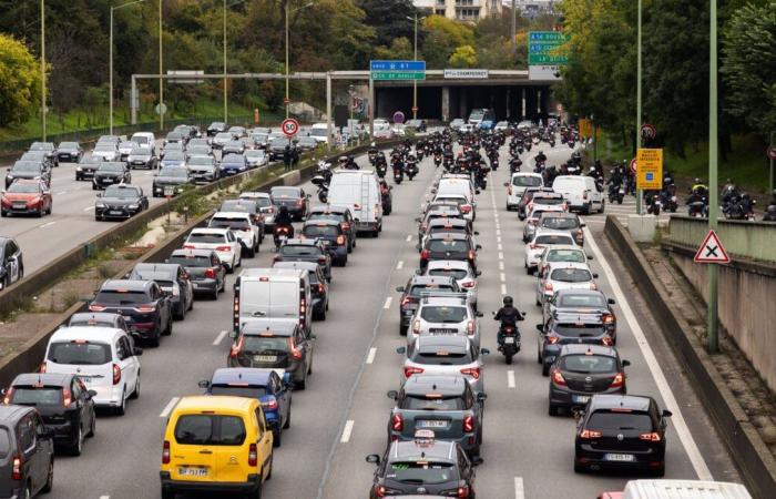 I motociclisti possono circolare legalmente in fila ovunque in Francia