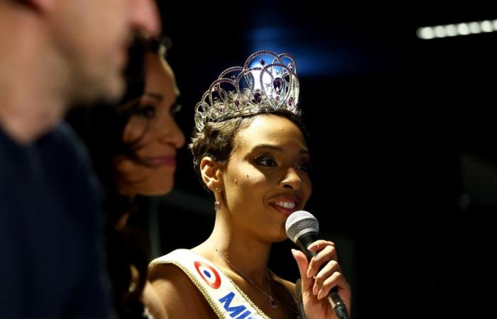 la Miss France che spinge l’“apoliticismo” al punto da rifiutarsi di chiamarsi “Charlie”