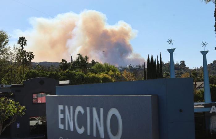 La stampa in California | Quartieri minacciati da enormi incendi