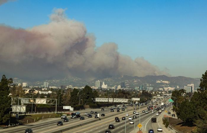 La stampa in California | Quartieri minacciati da enormi incendi