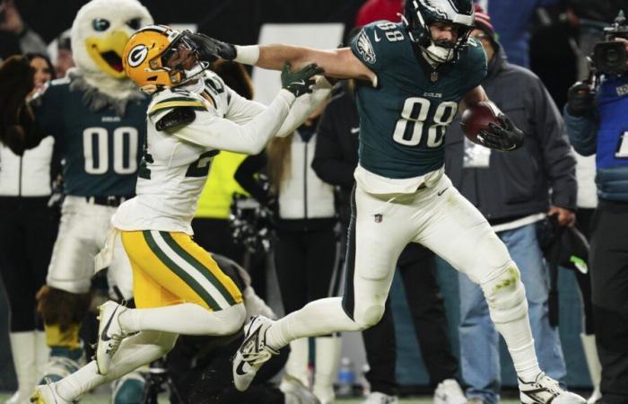 Hurts lancia 2 passaggi da touchdown e Goedert lancia 3 colpi rigidi per condurre gli Eagles oltre i Packers 22-10